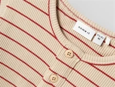 Rund halsåbning med bedstefar knaplukning på beige bluse med røde striber fra Name It 13241274 red ochre